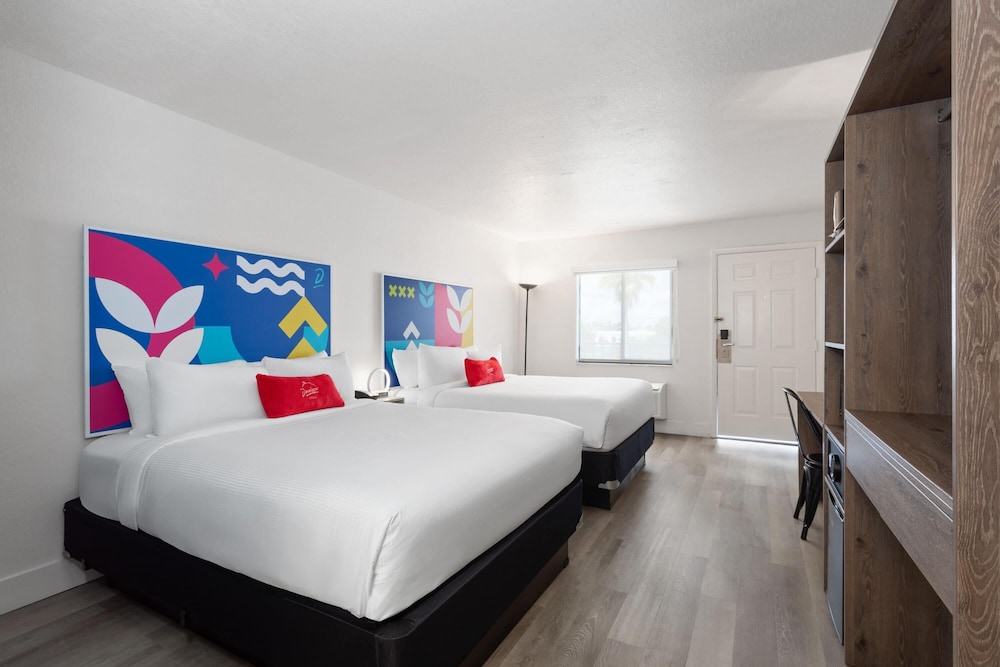 Howard Johnson by Wyndham Orlando Lake Buena Vista South — Hotel rooms in Kissimmee, Florida