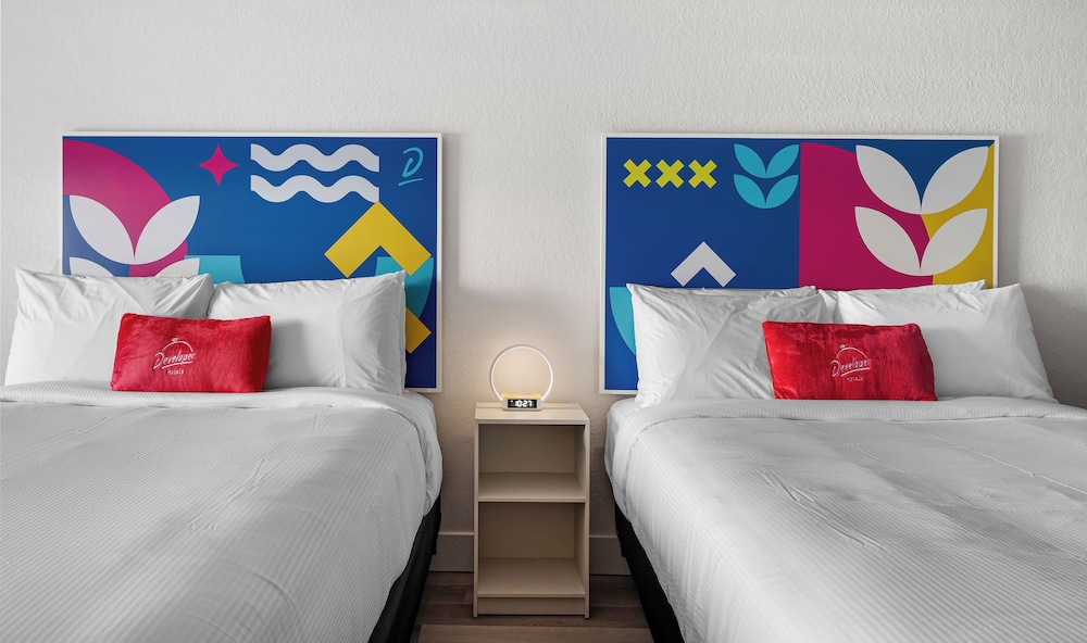 Howard Johnson by Wyndham Orlando Lake Buena Vista South — Hotel rooms in Kissimmee, Florida