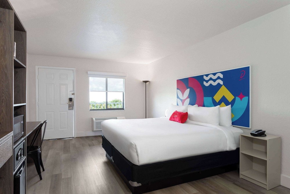 Howard Johnson by Wyndham Orlando Lake Buena Vista South — Hotel rooms in Kissimmee, Florida