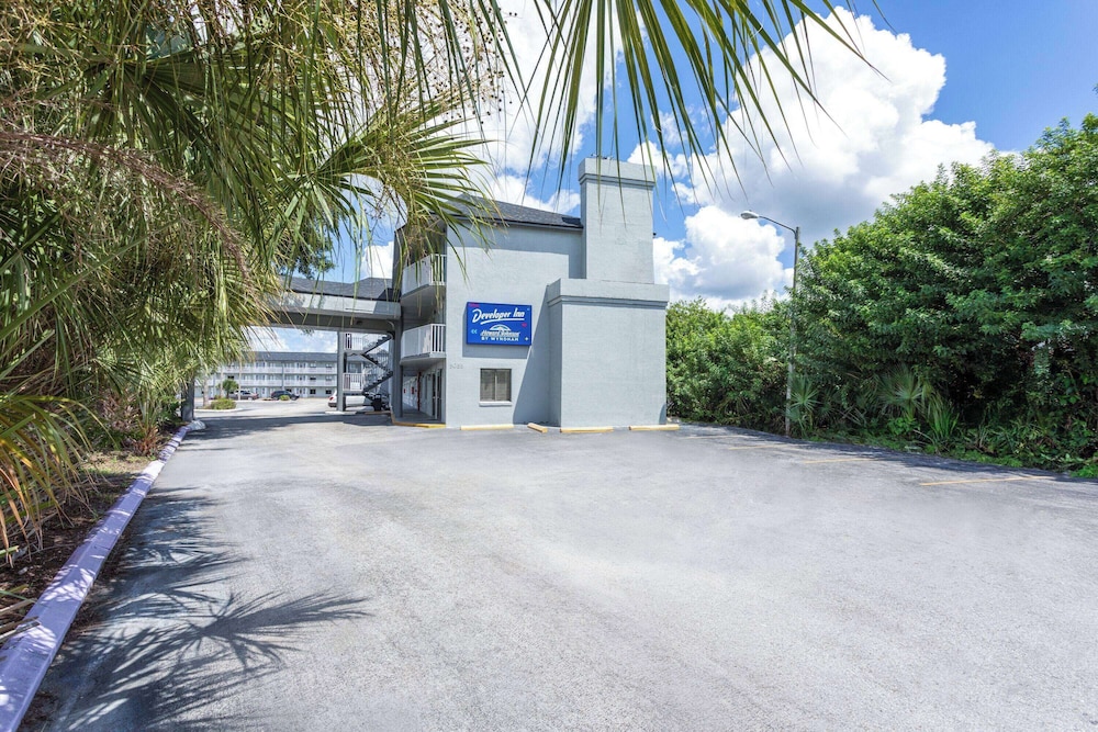 Howard Johnson by Wyndham Orlando Lake Buena Vista South — Hotel building in Kissimmee, Florida