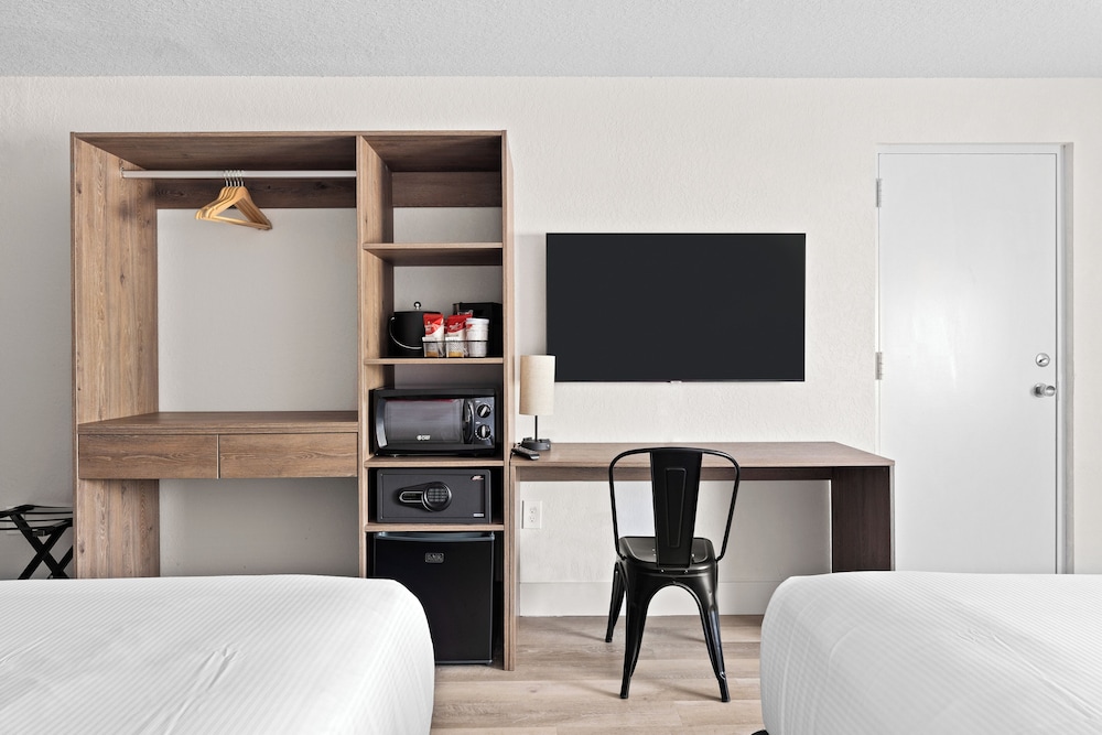 Howard Johnson by Wyndham Orlando Lake Buena Vista South — Hotel rooms in Kissimmee, Florida