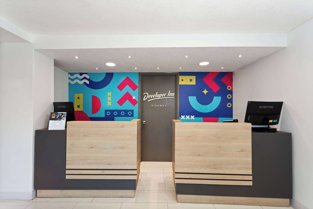 Howard Johnson by Wyndham Orlando Lake Buena Vista South — Hotel building in Kissimmee, Florida