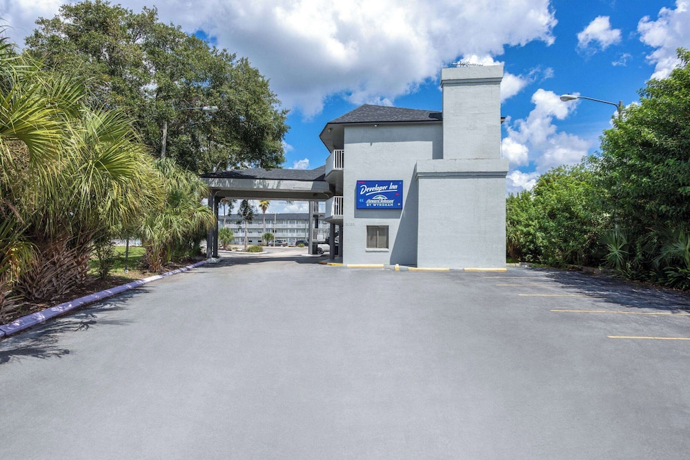 Howard Johnson by Wyndham Orlando Lake Buena Vista South — Hotel building in Kissimmee, Florida