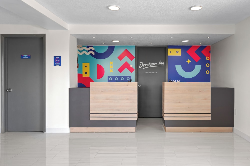 Howard Johnson by Wyndham Orlando Lake Buena Vista South — Hotel building in Kissimmee, Florida
