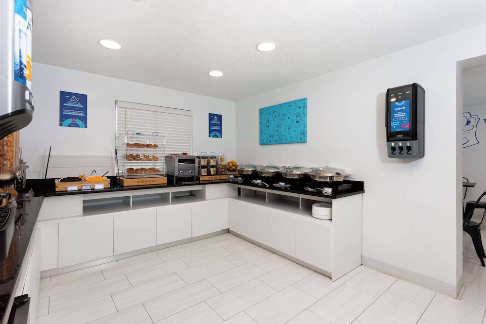 Howard Johnson by Wyndham Orlando Lake Buena Vista South — Restaurant & bars in Kissimmee, Florida