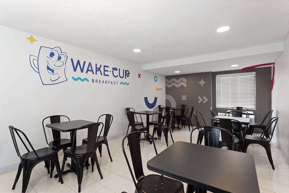 Howard Johnson by Wyndham Orlando Lake Buena Vista South — Restaurant & bars in Kissimmee, Florida