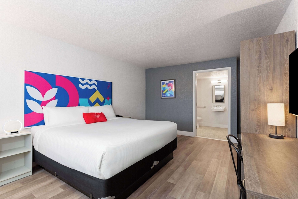 Howard Johnson by Wyndham Orlando Lake Buena Vista South — Hotel rooms in Kissimmee, Florida