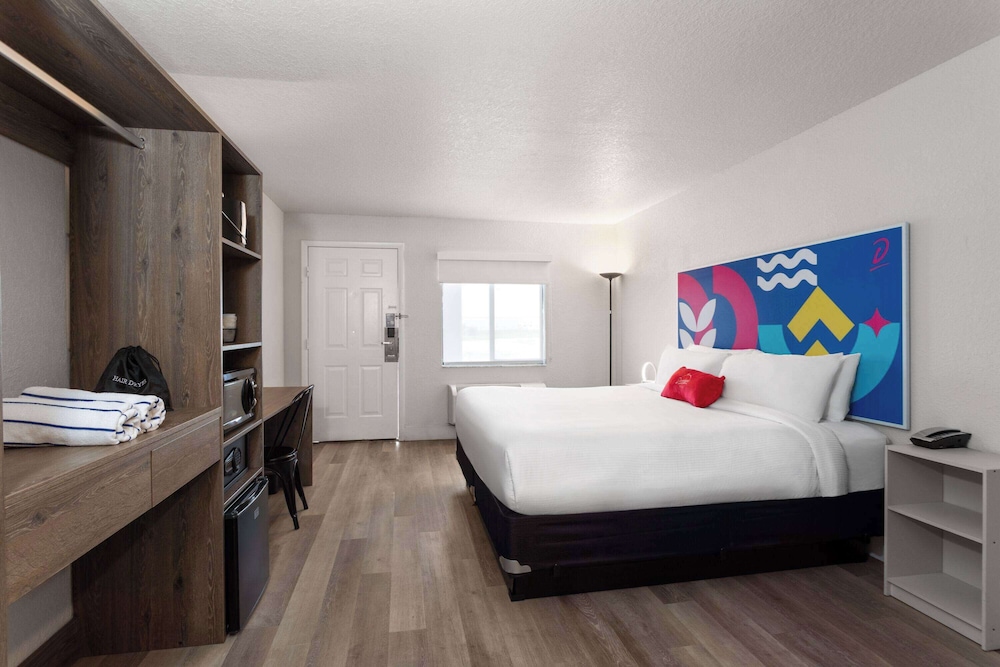 Howard Johnson by Wyndham Orlando Lake Buena Vista South — Hotel rooms in Kissimmee, Florida