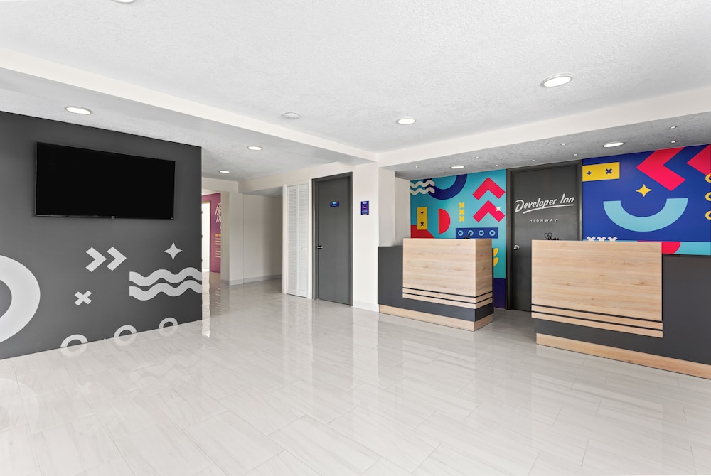 Howard Johnson by Wyndham Orlando Lake Buena Vista South — Hotel building in Kissimmee, Florida