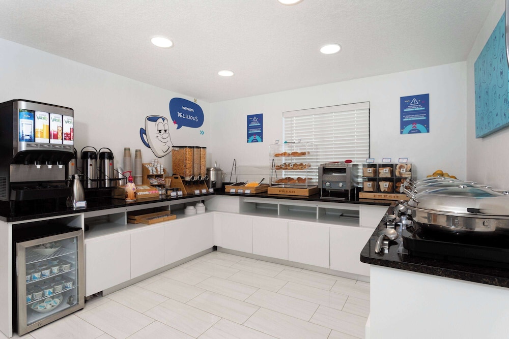 Howard Johnson by Wyndham Orlando Lake Buena Vista South — Restaurant & bars in Kissimmee, Florida