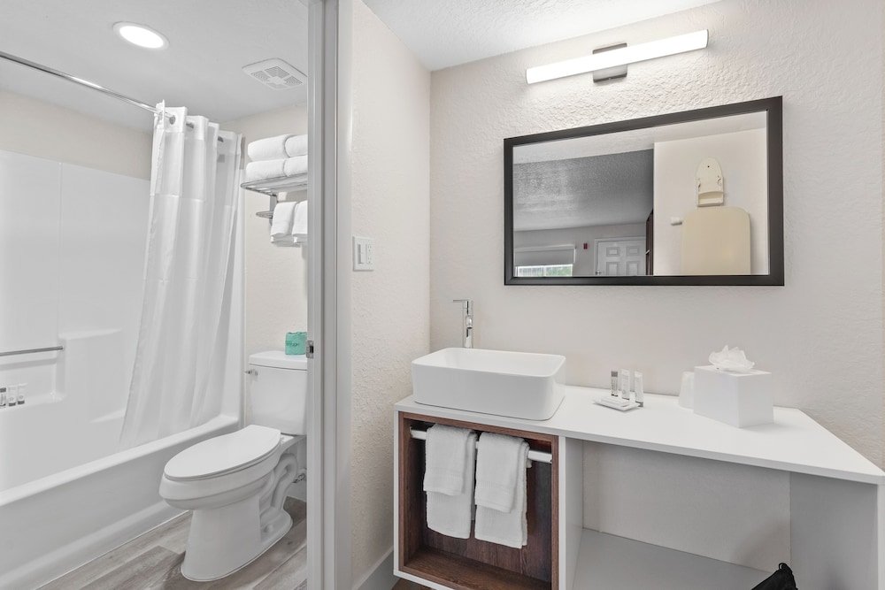 Howard Johnson by Wyndham Orlando Lake Buena Vista South — Hotel rooms in Kissimmee, Florida
