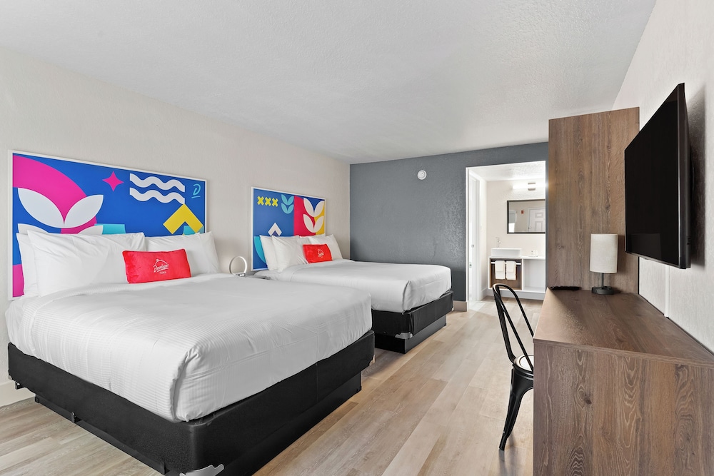 Howard Johnson by Wyndham Orlando Lake Buena Vista South — Hotel rooms in Kissimmee, Florida