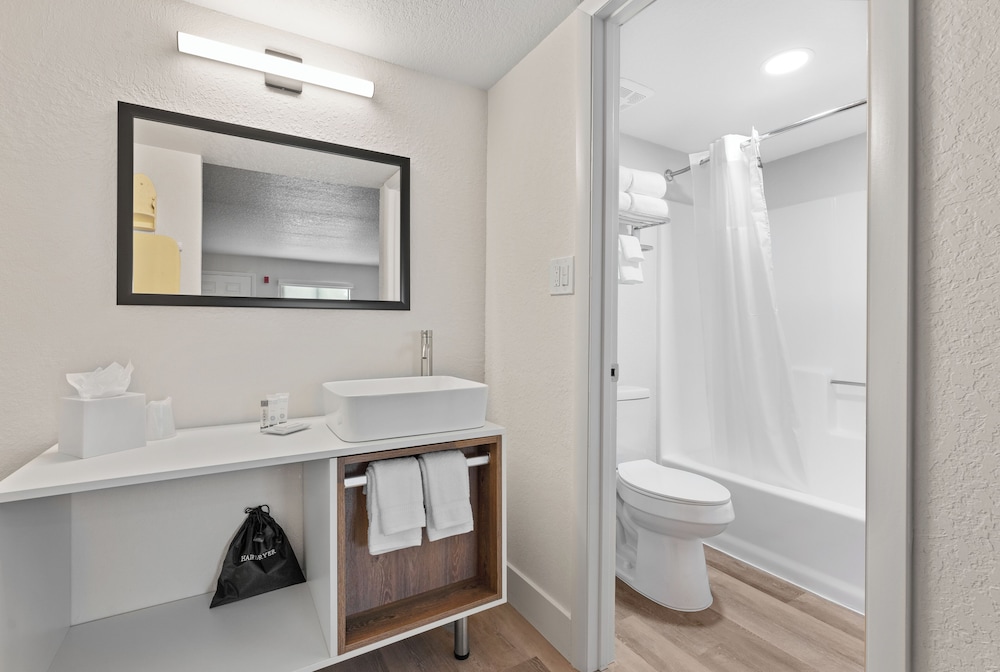 Howard Johnson by Wyndham Orlando Lake Buena Vista South — Hotel rooms in Kissimmee, Florida