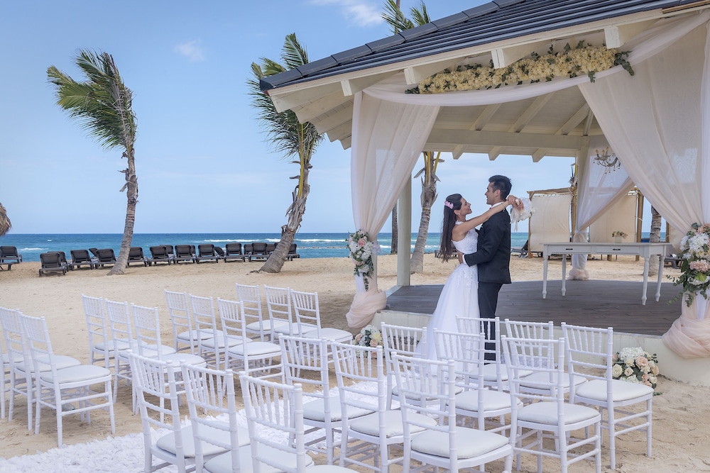 El Beso Adults Only At Ocean El Faro - All Inclusive — Hotel building in Uvero Alto, La Altagracia