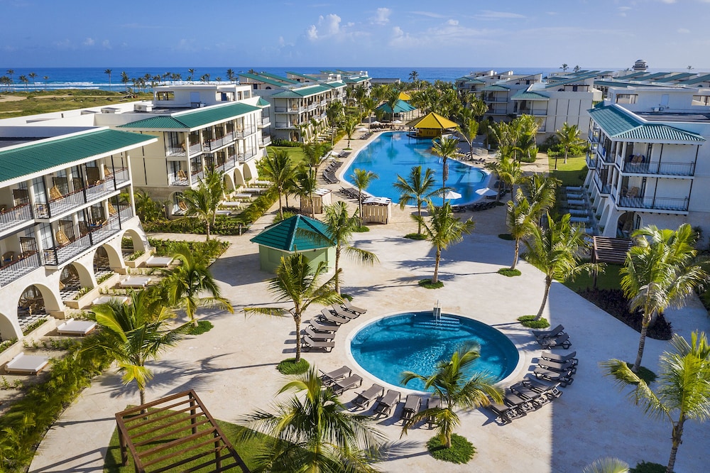 El Beso Adults Only At Ocean El Faro - All Inclusive — Swimming pool in Uvero Alto, La Altagracia