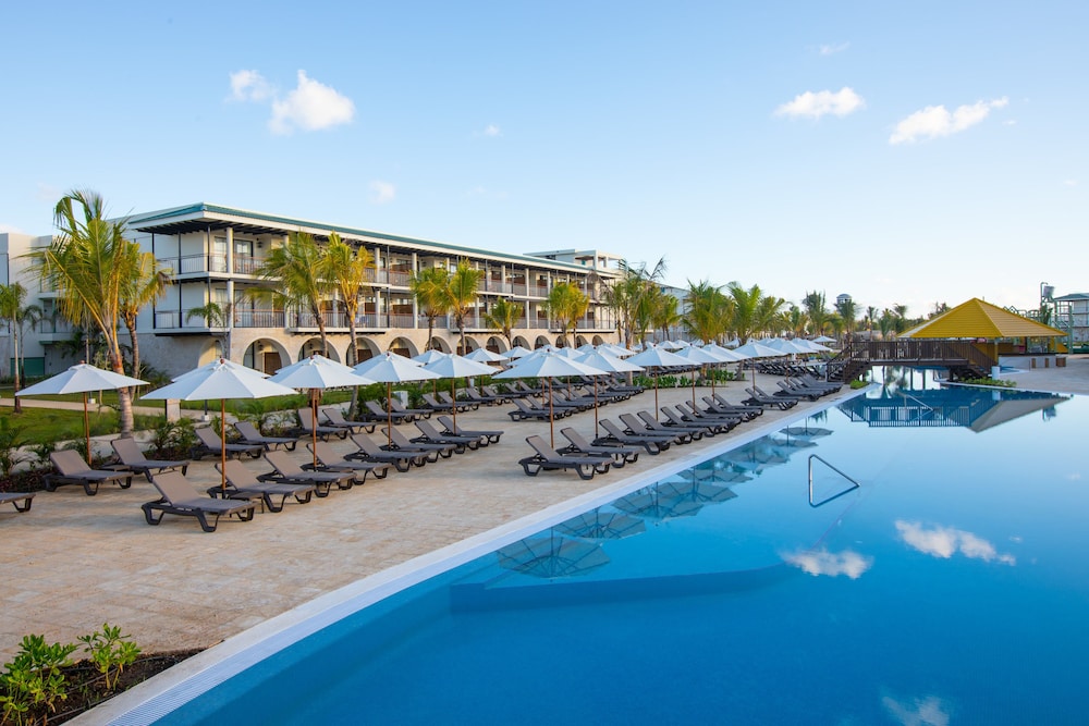 El Beso Adults Only At Ocean El Faro - All Inclusive — Swimming pool in Uvero Alto, La Altagracia