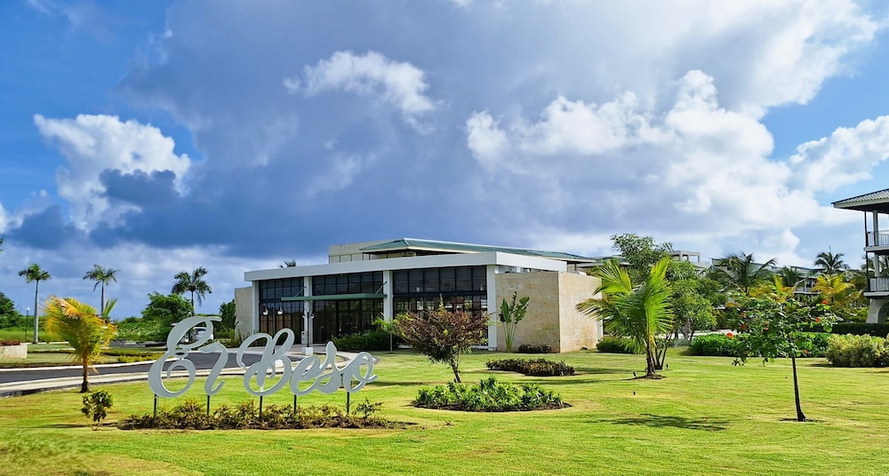 El Beso Adults Only At Ocean El Faro - All Inclusive — Hotel building in Uvero Alto, La Altagracia
