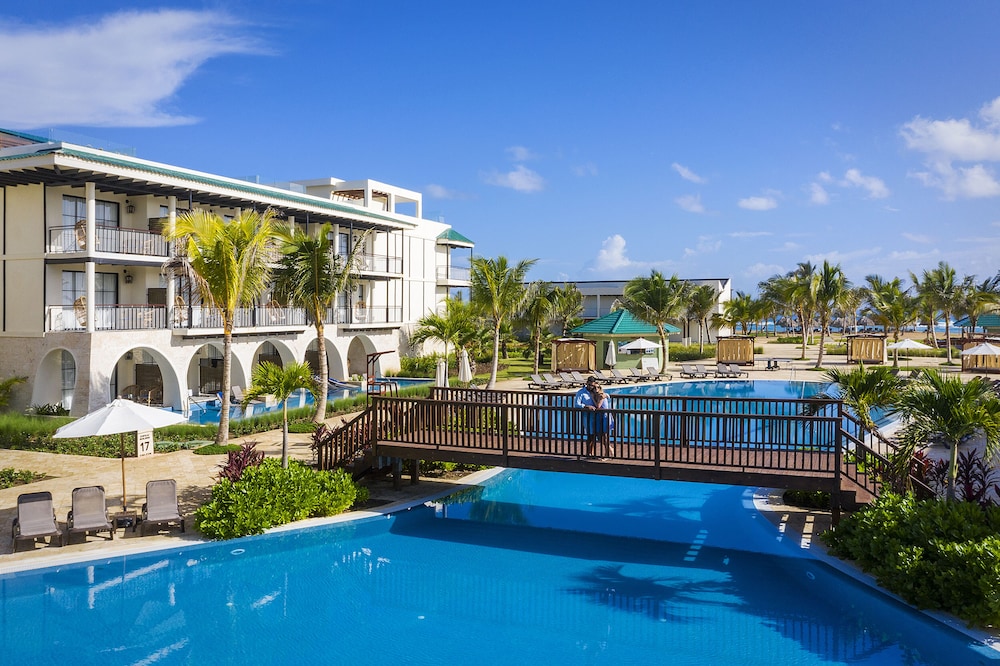 El Beso Adults Only At Ocean El Faro - All Inclusive — Swimming pool in Uvero Alto, La Altagracia
