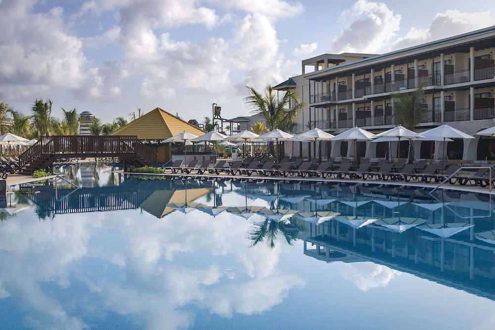 El Beso Adults Only At Ocean El Faro - All Inclusive — Swimming pool in Uvero Alto, La Altagracia