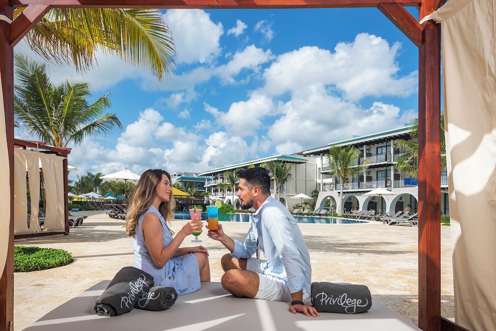 El Beso Adults Only At Ocean El Faro - All Inclusive — Swimming pool in Uvero Alto, La Altagracia