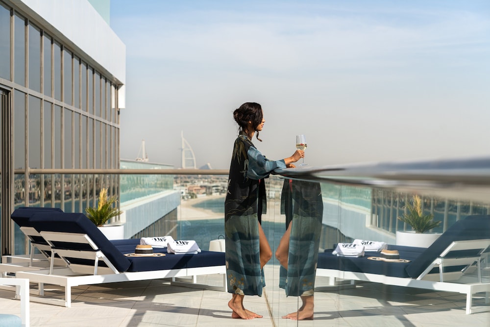 Th8 Palm Dubai Beach Resort, Vignette Collection by IHG — Hotel building in Dubai