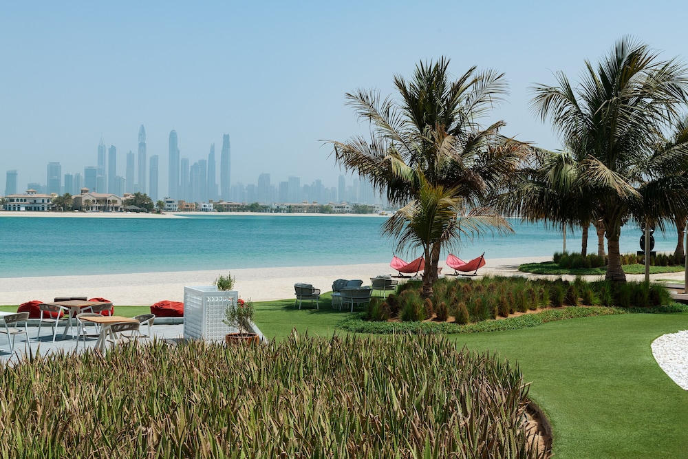 Th8 Palm Dubai Beach Resort, Vignette Collection by IHG — Beach in Dubai