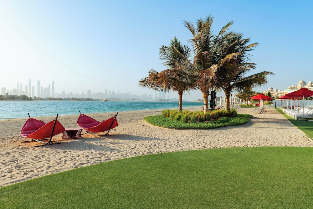 Th8 Palm Dubai Beach Resort, Vignette Collection by IHG — Beach in Dubai