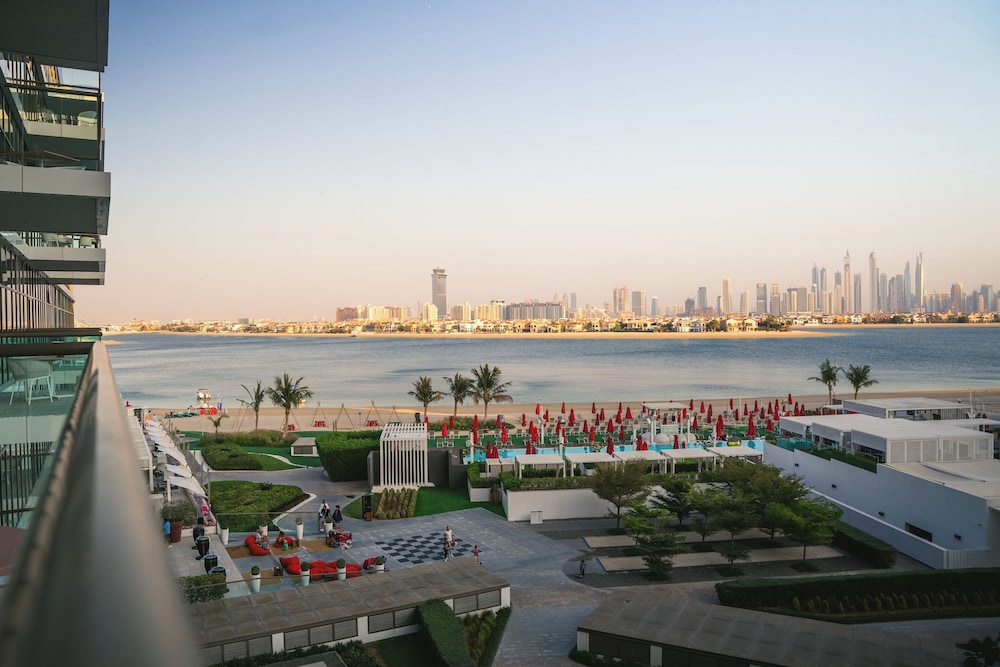 Th8 Palm Dubai Beach Resort, Vignette Collection by IHG — Beach in Dubai