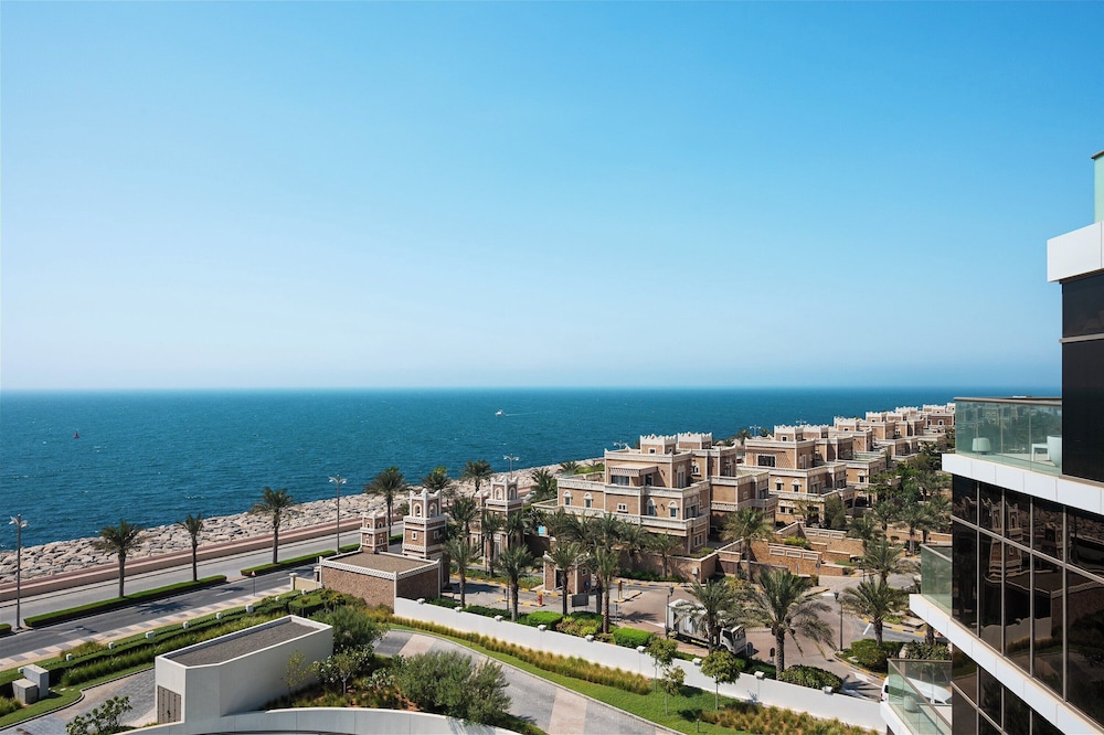 Th8 Palm Dubai Beach Resort, Vignette Collection by IHG — Hotel building in Dubai