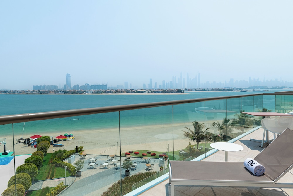 Th8 Palm Dubai Beach Resort, Vignette Collection by IHG — Beach in Dubai