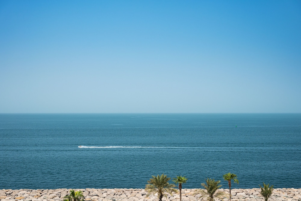 Th8 Palm Dubai Beach Resort, Vignette Collection by IHG — Beach in Dubai