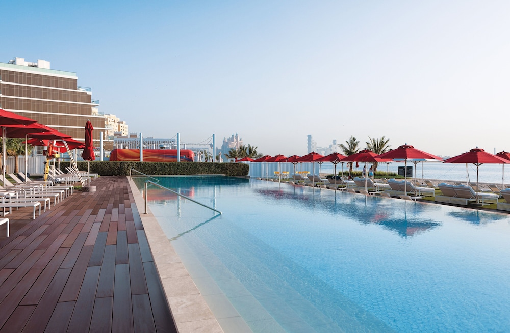 Th8 Palm Dubai Beach Resort, Vignette Collection by IHG — Swimming pool in Dubai