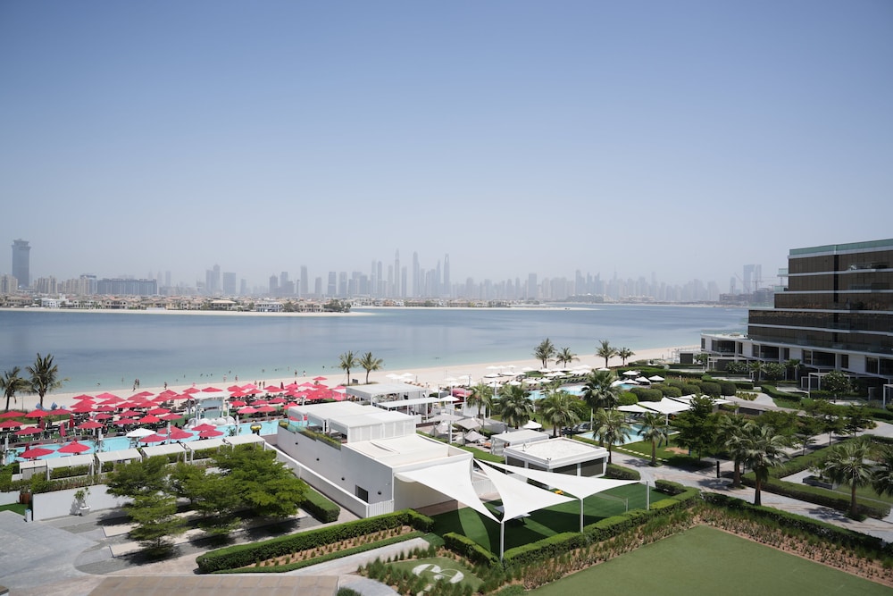 Th8 Palm Dubai Beach Resort, Vignette Collection by IHG — Beach in Dubai