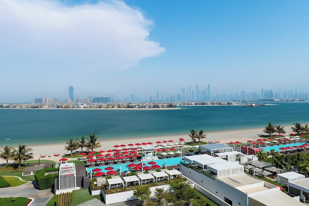 Th8 Palm Dubai Beach Resort, Vignette Collection by IHG — Beach in Dubai