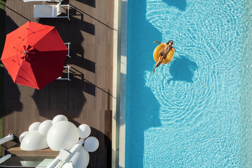 Th8 Palm Dubai Beach Resort, Vignette Collection by IHG — Swimming pool in Dubai