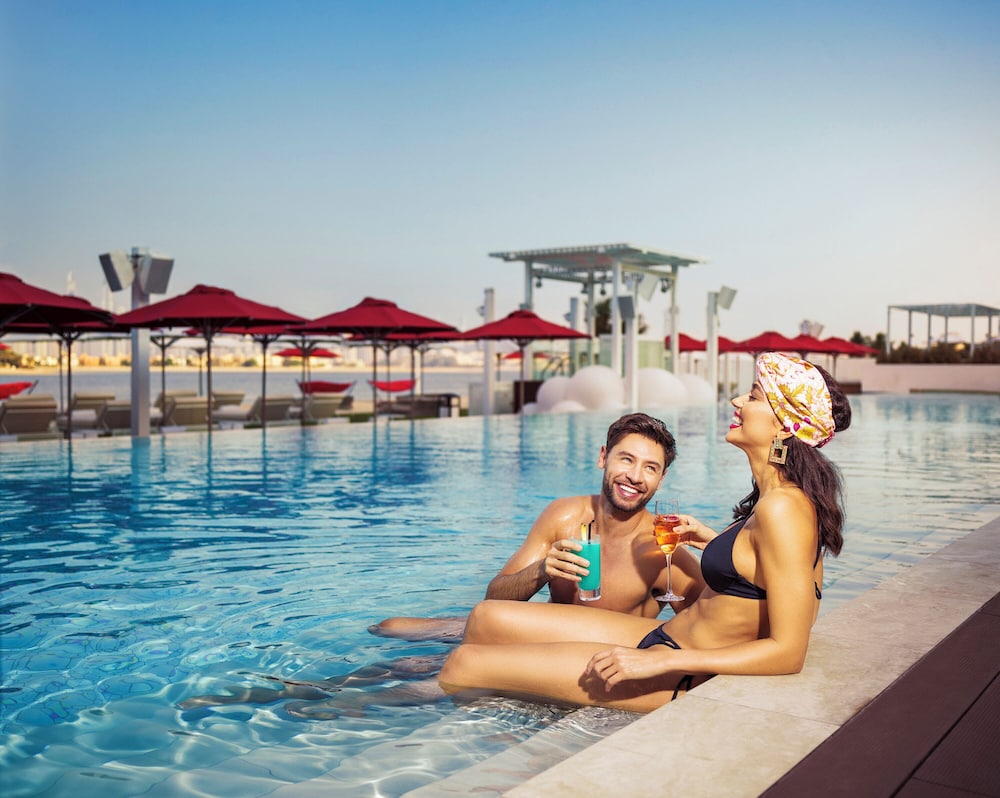 Th8 Palm Dubai Beach Resort, Vignette Collection by IHG — Swimming pool in Dubai