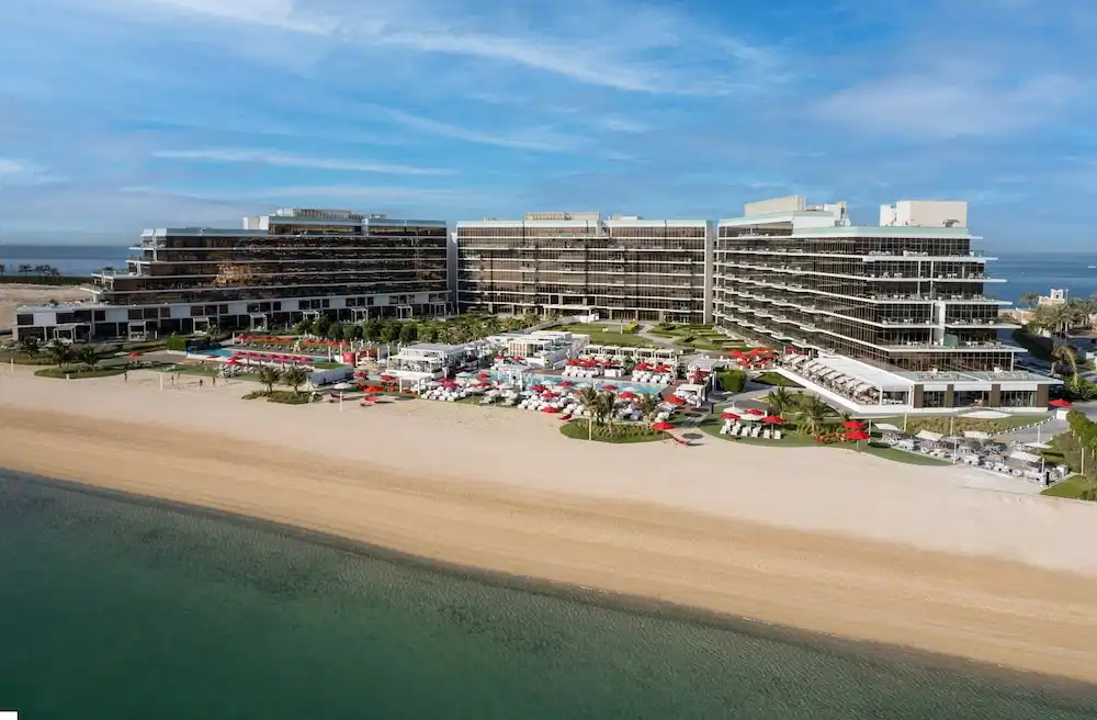 Th8 Palm Dubai Beach Resort, Vignette Collection by IHG — Beach in Dubai
