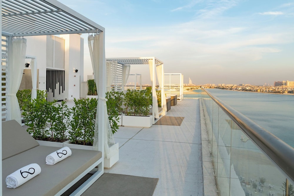Th8 Palm Dubai Beach Resort, Vignette Collection by IHG — Hotel building in Dubai