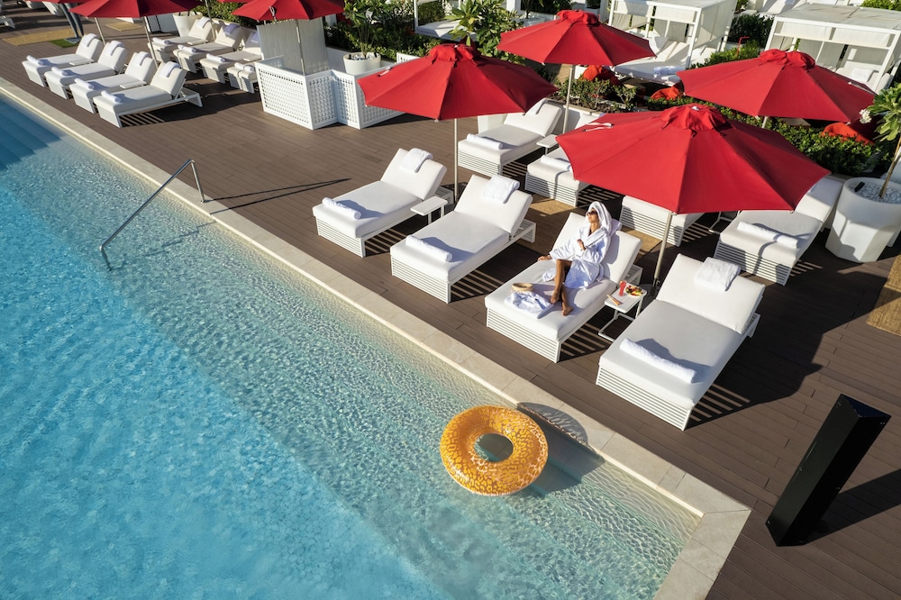 Th8 Palm Dubai Beach Resort, Vignette Collection by IHG — Swimming pool in Dubai