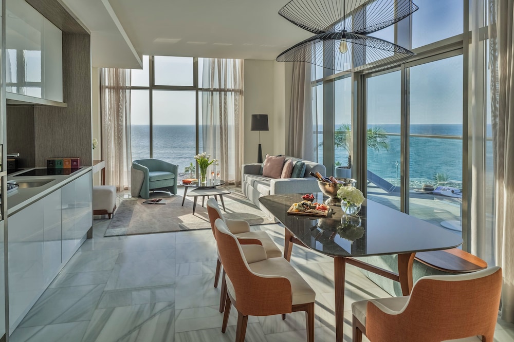 Th8 Palm Dubai Beach Resort, Vignette Collection by IHG — Hotel rooms in Dubai