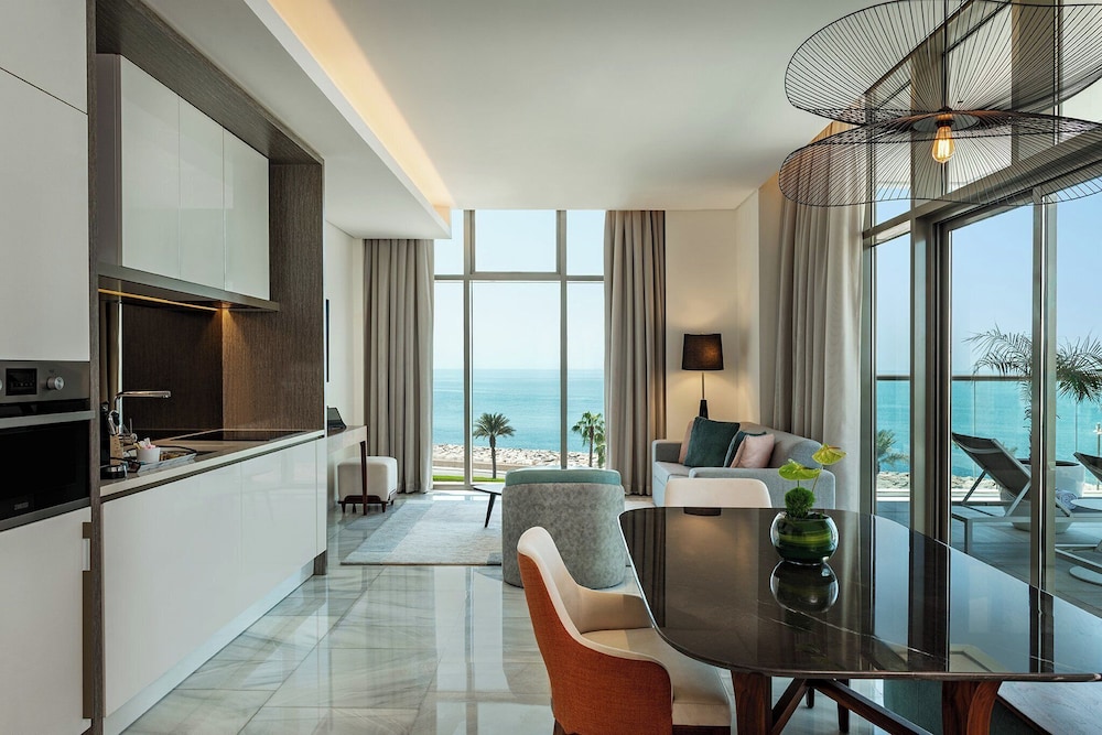 Th8 Palm Dubai Beach Resort, Vignette Collection by IHG — Hotel rooms in Dubai