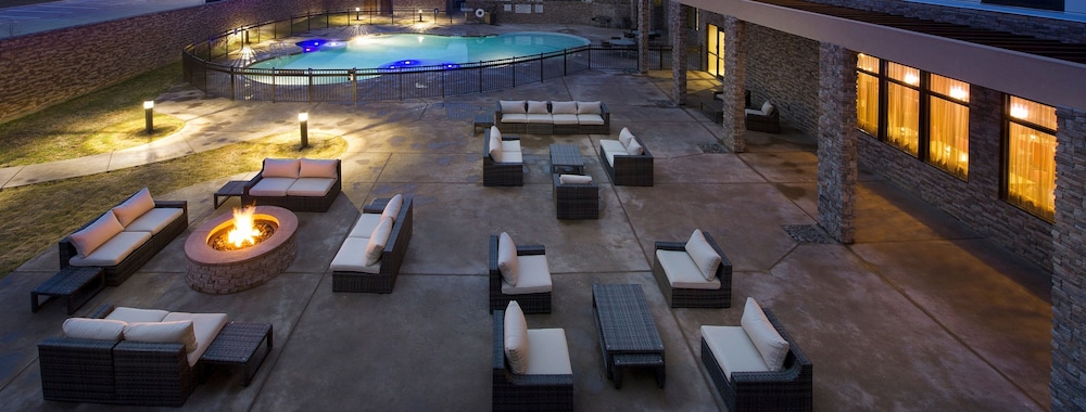 Hilton Garden Inn Grapevine at Silverlake Crossing — Swimming pool in Grapevine, Texas