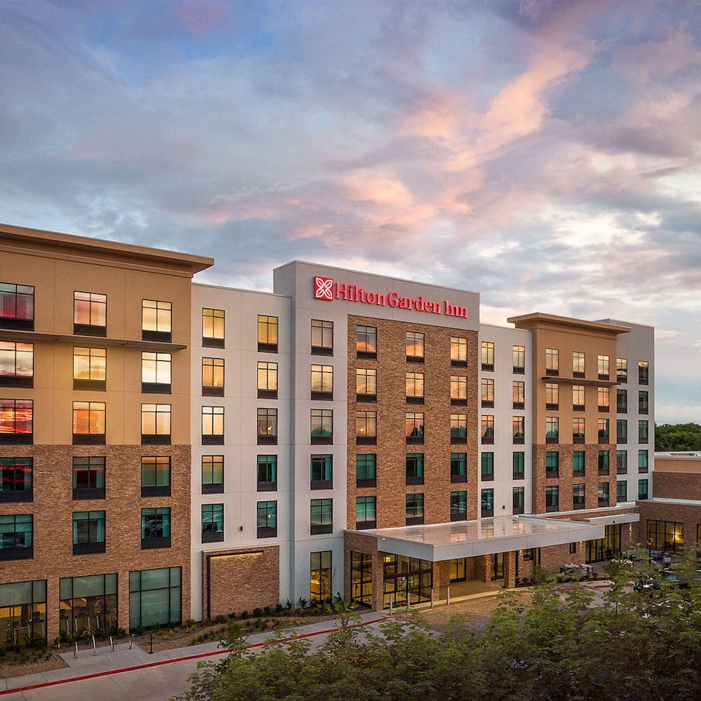 Hilton Garden Inn Grapevine at Silverlake Crossing — Hotel building in Grapevine, Texas