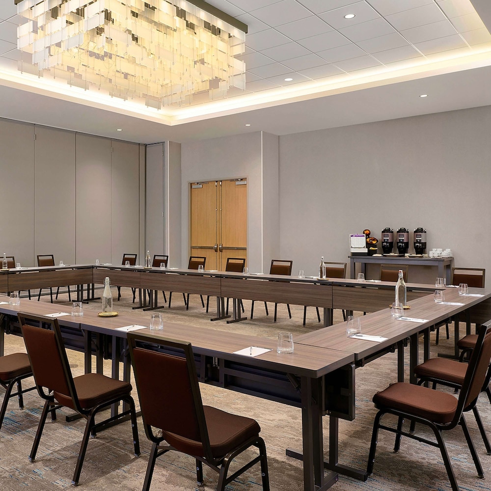 Hilton Garden Inn Grapevine at Silverlake Crossing — Hotel building in Grapevine, Texas