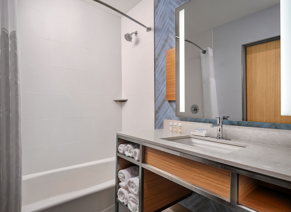 Hilton Garden Inn Grapevine at Silverlake Crossing — Hotel rooms in Grapevine, Texas