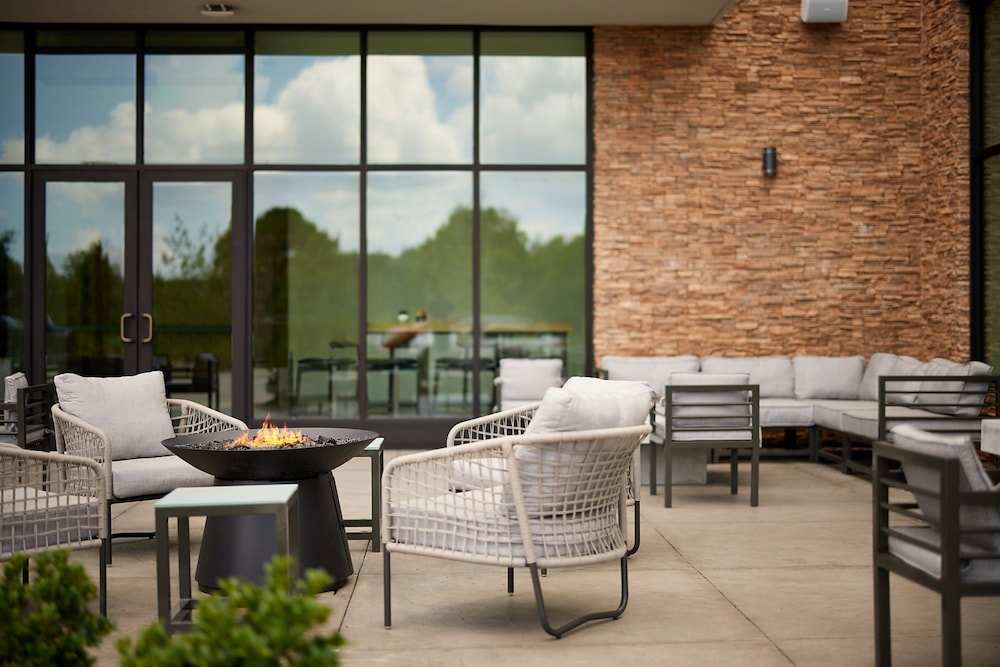 Hilton Garden Inn Grapevine at Silverlake Crossing — Restaurant & bars in Grapevine, Texas