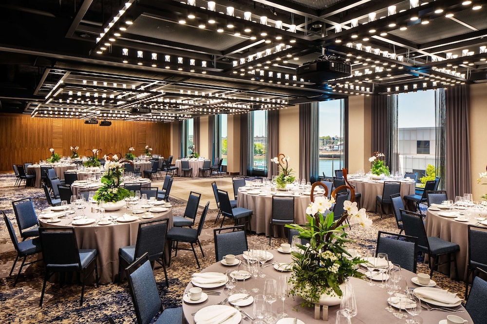 Homewood Suites by Hilton Boston Seaport District — Restaurant & bars in Boston, Massachusetts