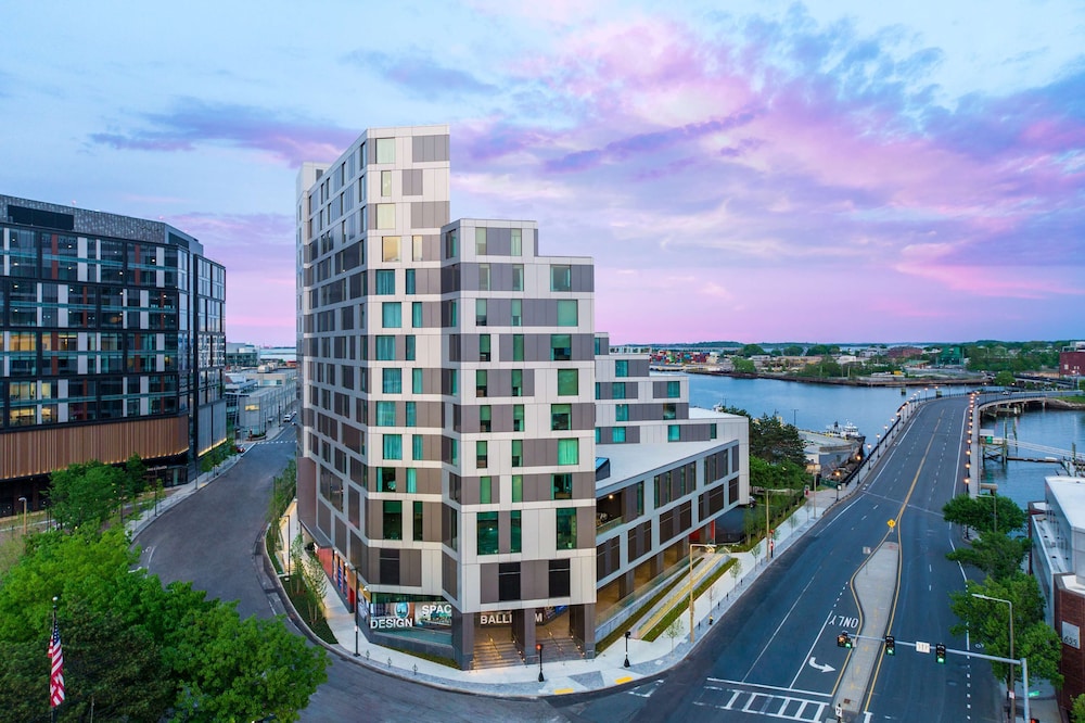Homewood Suites by Hilton Boston Seaport District — Hotel building in Boston, Massachusetts