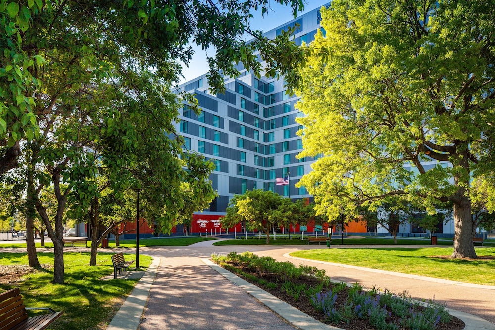 Homewood Suites by Hilton Boston Seaport District — Hotel building in Boston, Massachusetts