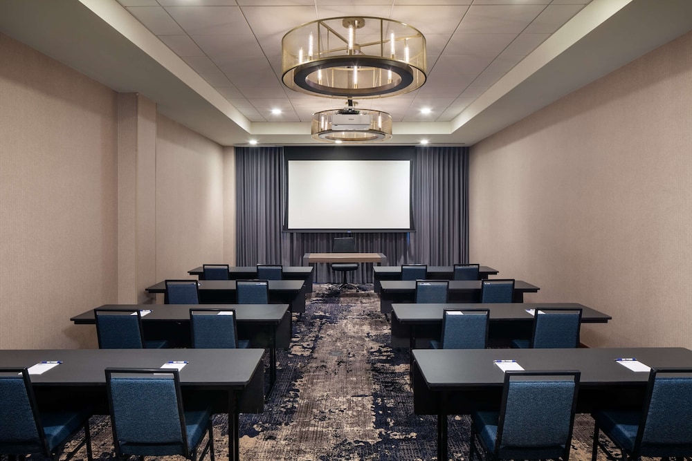 Homewood Suites by Hilton Boston Seaport District — Hotel building in Boston, Massachusetts